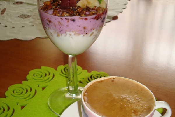 23. Jagodowy jogurt naturalny z płatkami żytnimi + domowa granola rabarbarowo-ananasowa