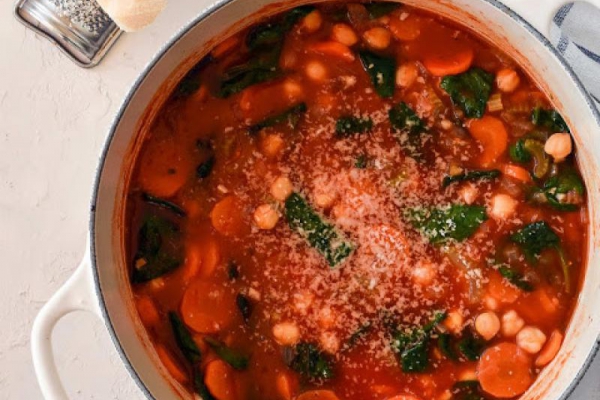 Śródziemnomorska zupa z ciecierzycą i szpinakiem