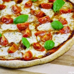 Razowa pizza Caprese