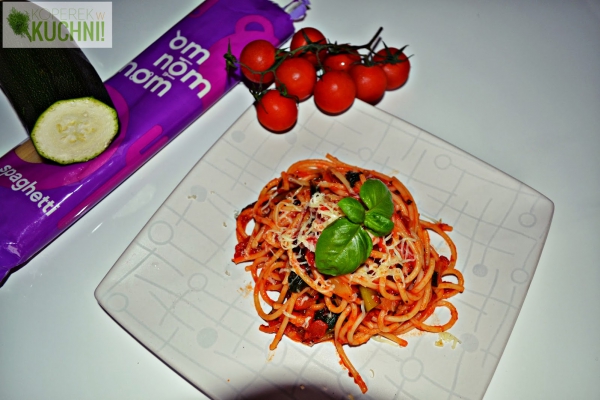 Spaghetti z pomidorami i cukinią