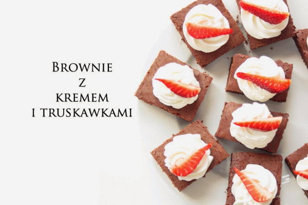 BROWNIE WITH CREAM AND STRAWBERRIES