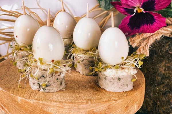 Wielkanocne koreczki z białek kiełbasy i przepiórczych jajek