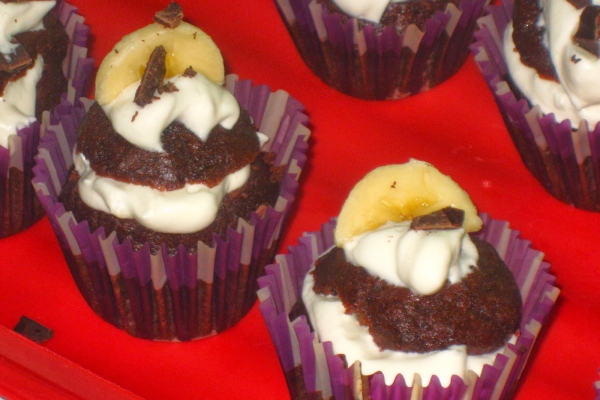 Muffiny Kakaowe z Bitą Śmietaną i Bananami