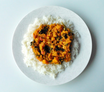 Curry z batatami, szpinakiem i soczewicą