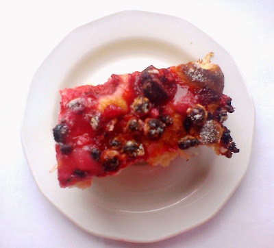 Ciasto drożdżowe z czerwoną porzeczką i truskawkami