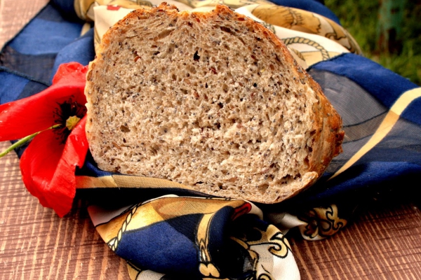 Chleb żytnio-orkiszowy z makiem i siemieniem lnianym na zakwasie