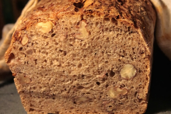 Chleb żytni z orzechami włoskimi i laskowymi na zakwasie