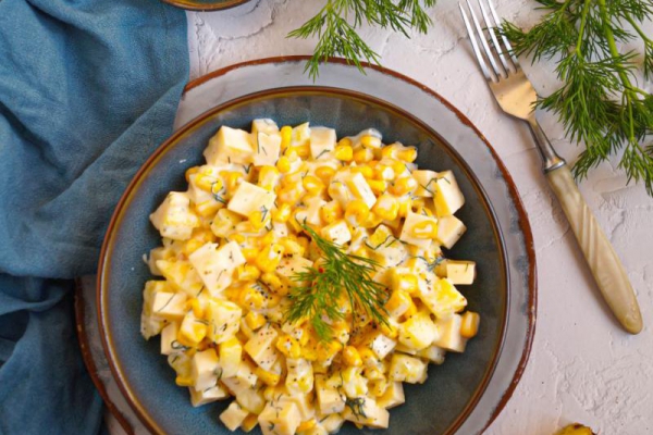 Czosnkowa sałatka z kukurydzą i żółtym serem