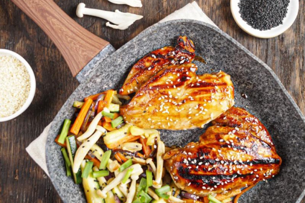 Grillowana pierś z kurczaka z warzywami w orientalnym stylu