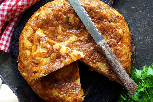 Tortilla de patatas con chorizo, czyli hiszpański omlet z ziemniaków z kiełbasą