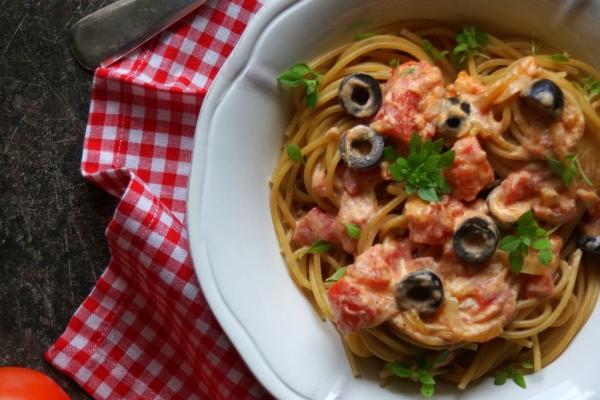 Spaghetti z pieczonymi pomidorami i oliwkami