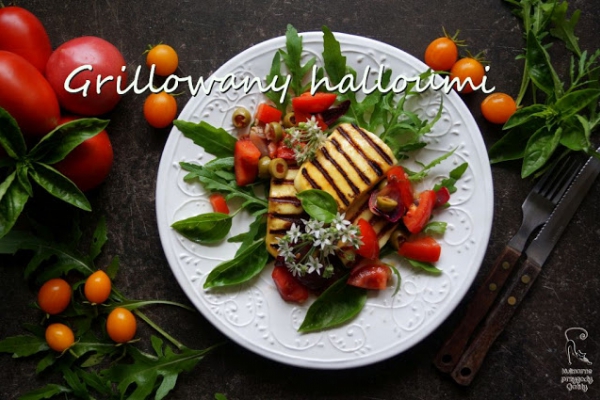 Grillowany ser halloumi z warzywami