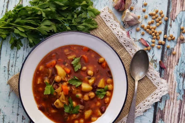 Sardyńska zupa warzywna minestrone, przepis na długowieczność