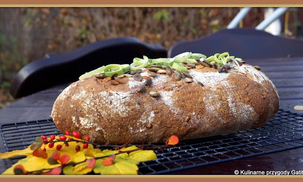 Chleb na zakwasie z karmelizowanym porem i pestkami, czyli październikowa piekarnia