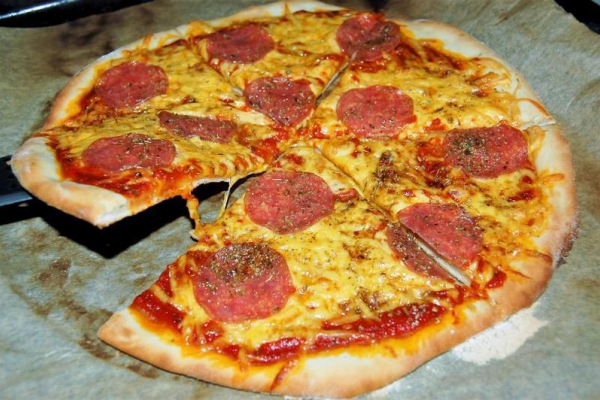 Prosta domowa pizza z salami