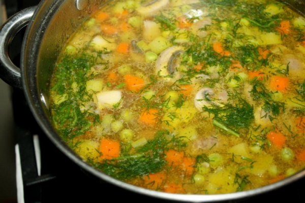 Zupa z pieczarkami i zielonym groszkiem