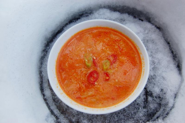 Rozgrzewająca słodko-kwaśna zupa chili