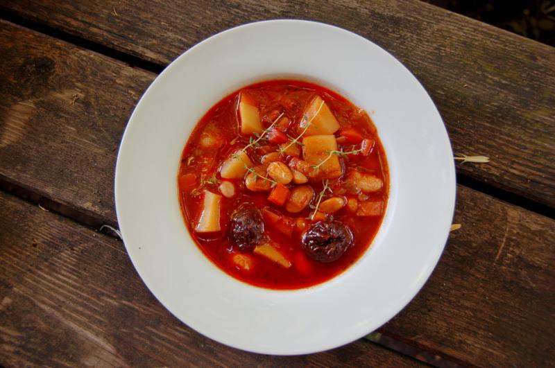 Świąteczna zupa fasolowa z wędzoną śliwką