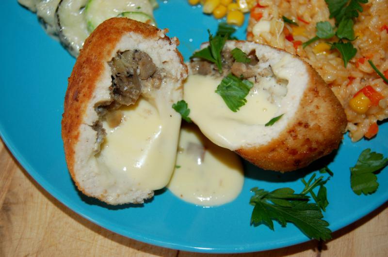 Kotlety mielone z piersi kurczaka pieczarkowo-serowe