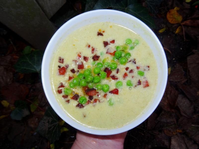 Zupa krem z selera naciowego z chrzanem i groszkiem