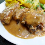 Żeberka duszone w sosie...