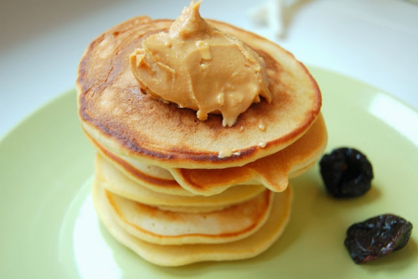 Miodowe pancakes z masłem orzechowym
