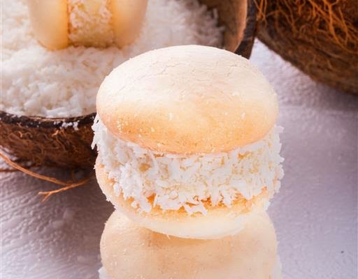 Macarons  french kokosowe z kremem z białej czekolady i kokosa