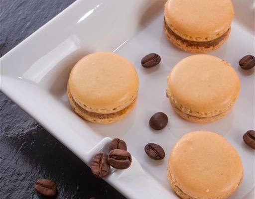 Macarons french waniliowe z kawowym marcepanem