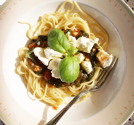 Weekend u Mamy: Spaghetti ze szpinakiem i fetą