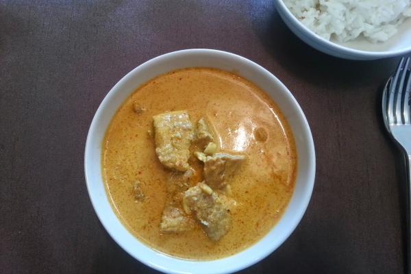 Wieprzowina curry z marynowanym czosnkiem