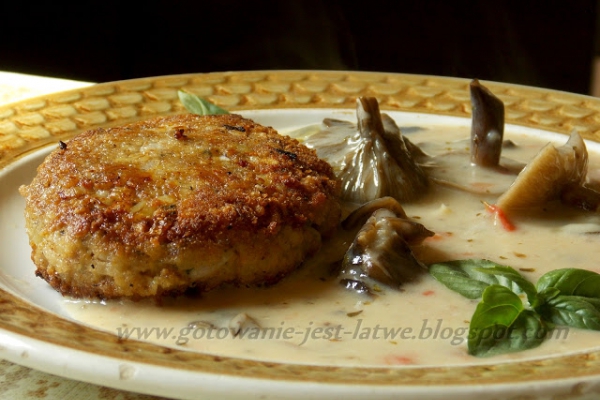 Kotlet z mięsa i kaszy bulgur w sosie grzybowym