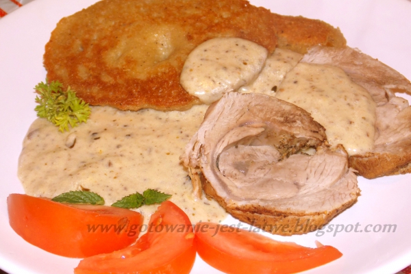 Placki ziemniaczane z mąką gryczaną i wieprzowina duszona w maślanym sosie z odrobiną grzybów
