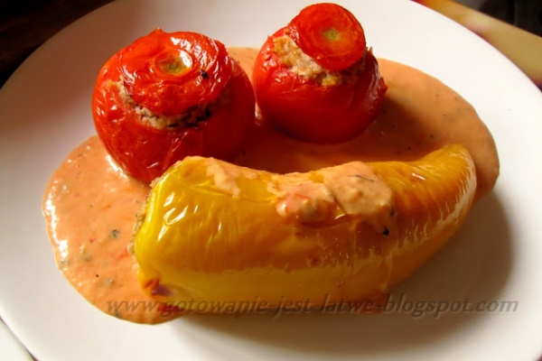 Papryka i pomidory faszerowane kuskusem i mięsem mielonym