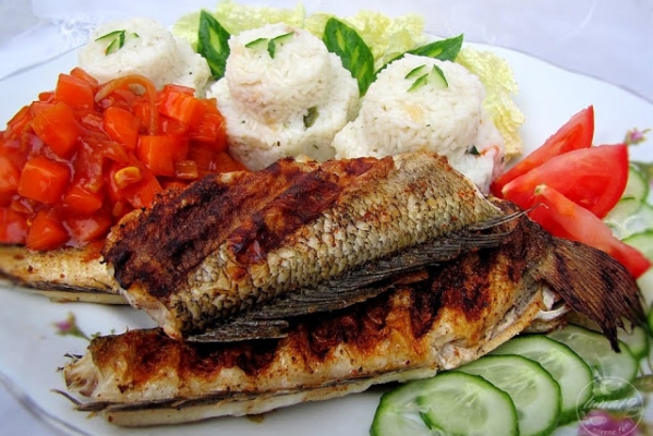 Ryba z grilla z ryżem i marchewką.