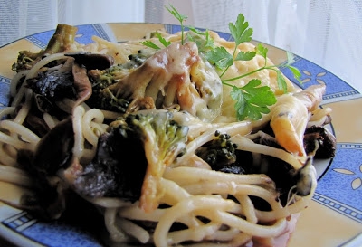 Spaghetti z grzybami, warzywami i sosem sojowym