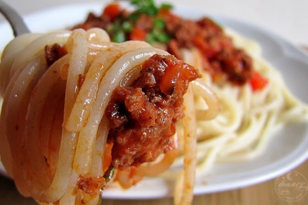 Spaghetti z sosem pomidorowo - paprykowym.
