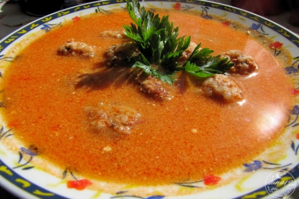 Zupa pomidorowa z pulpecikami ryżowo-mięsnymi