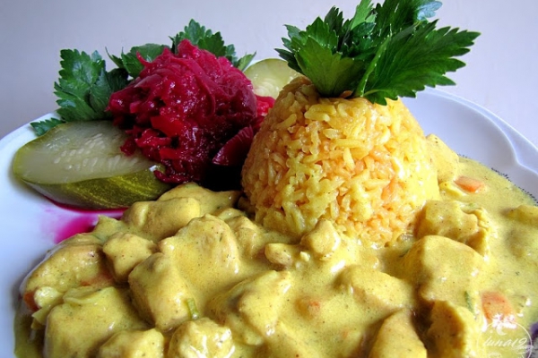 Żółty ryż i kurczak w curry