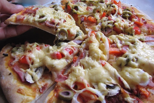 Pizza z szynką pieczarkami i oliwkami