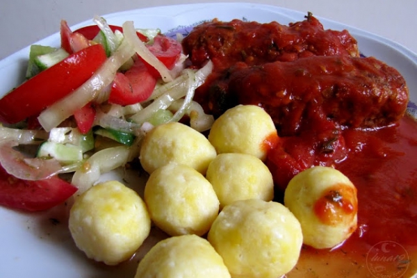 Kiełbaski z indyka w pomidorach i kuleczki serowe