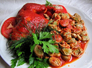 Udka z bobem w pikantnym sosie pomidorowym