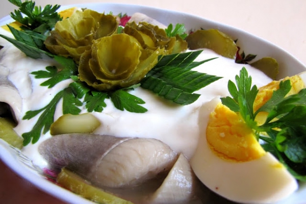 Śledziki i jajeczka z sosem musztardowo-jogurtowym