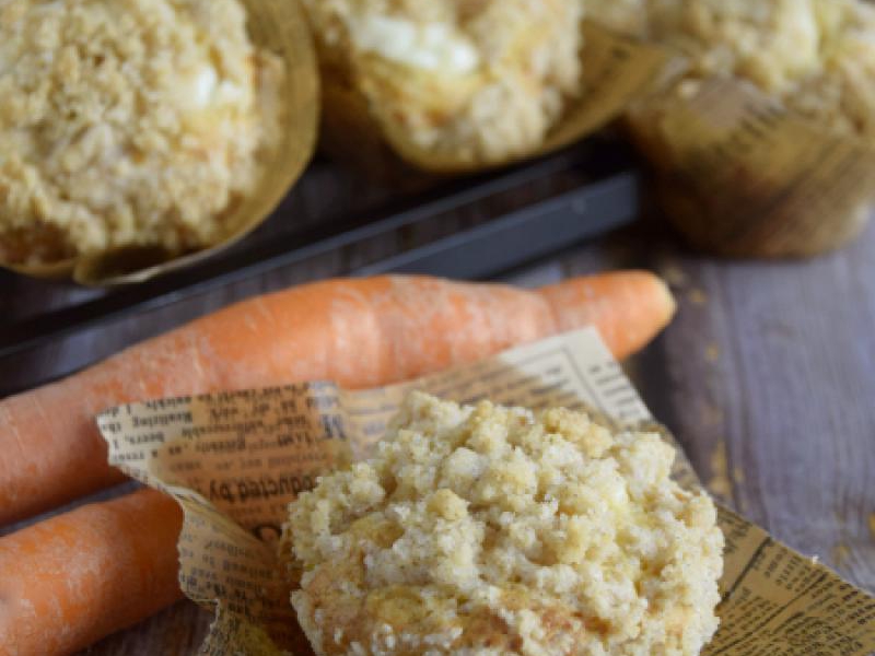 Marchewkowe muffinki z serowym nadzieniem i kruszonką