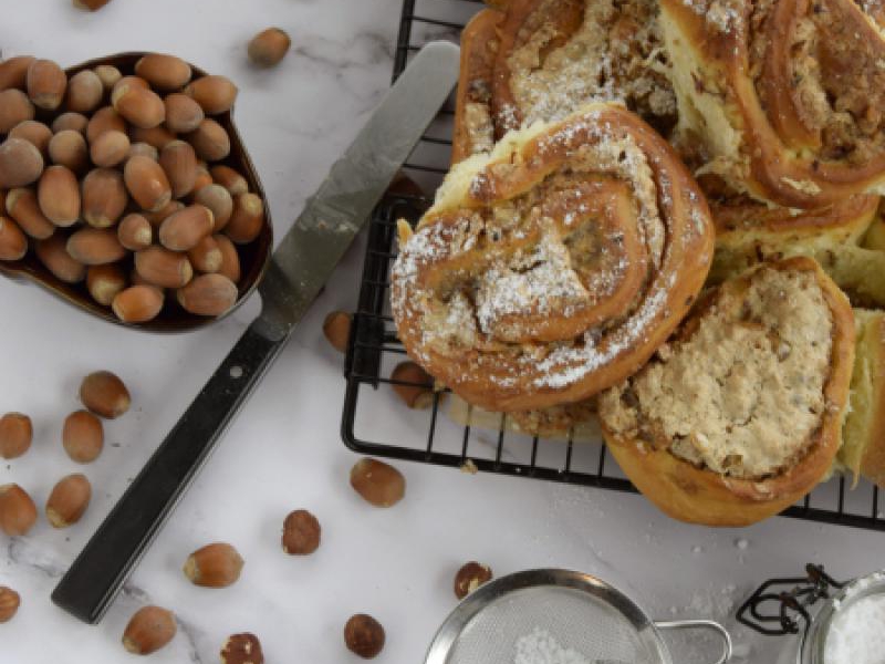 Drożdżowe ślimaczki z orzechami laskowymi