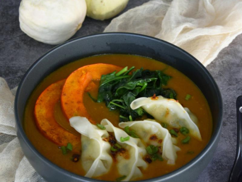 Dyniowa zupa miso z pierożkami gyoza