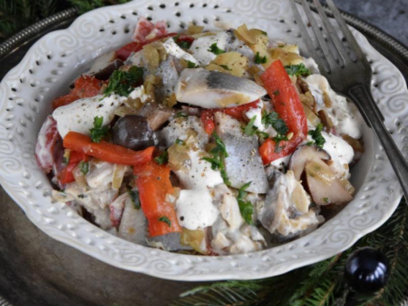 Śledzie z grzybami i pieczoną papryką