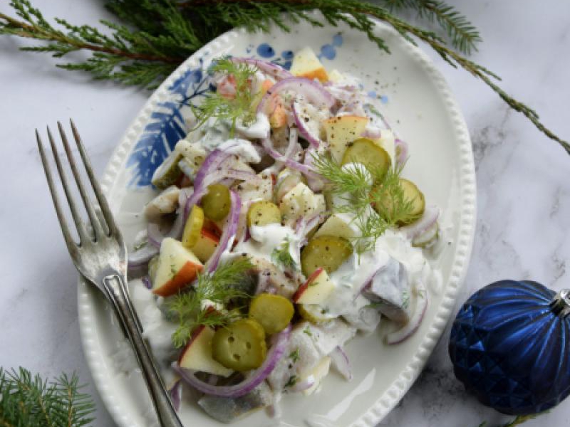 Sałatka śledziowa z jabłkiem i korniszonem