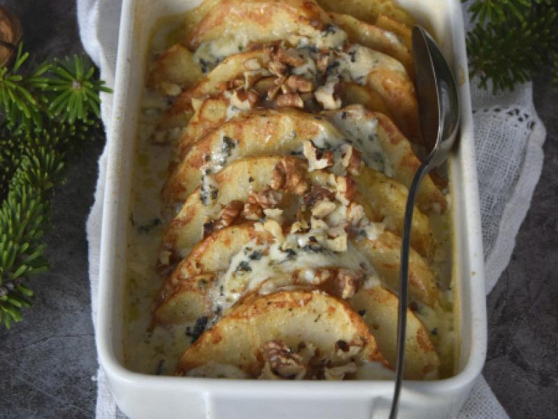 Pieczony seler z niebieskim serem i orzechami włoskimi