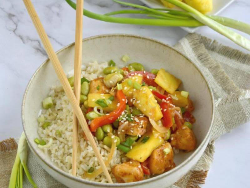 Kurczak z ananasem, edamame i papryką