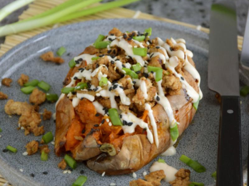 Pieczone bataty po japońsku z kurczakiem i sosem sriracha-majo